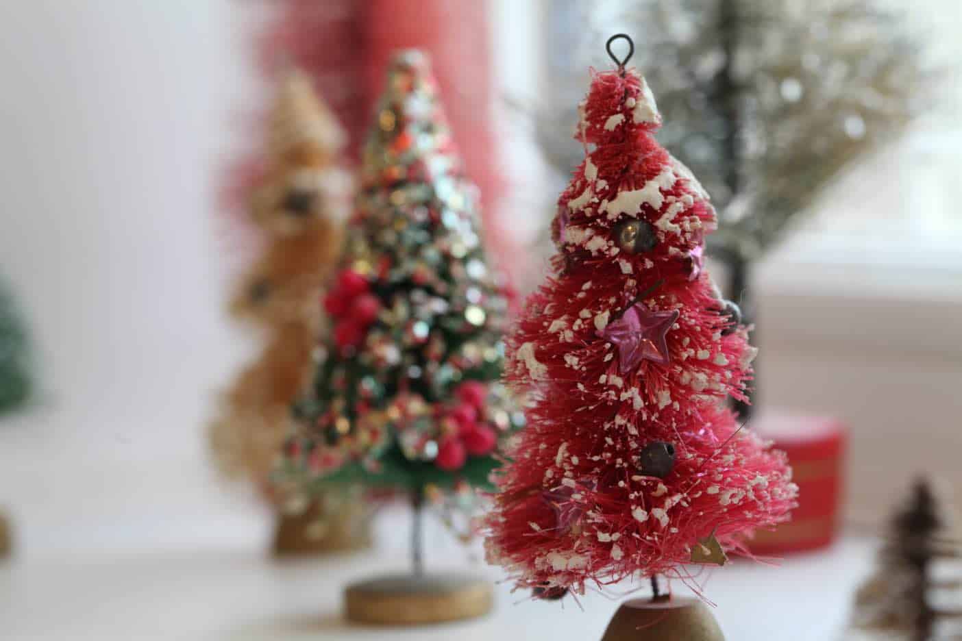 New 13” Sisal Bottlebrush Trees In Santa's Red Boots Christmas Decoration 