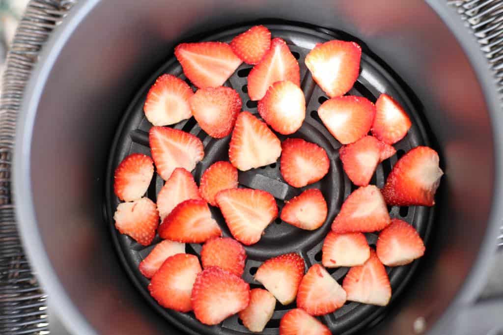 the ninja air fryer with strawberry slices to dehydrate the fruit