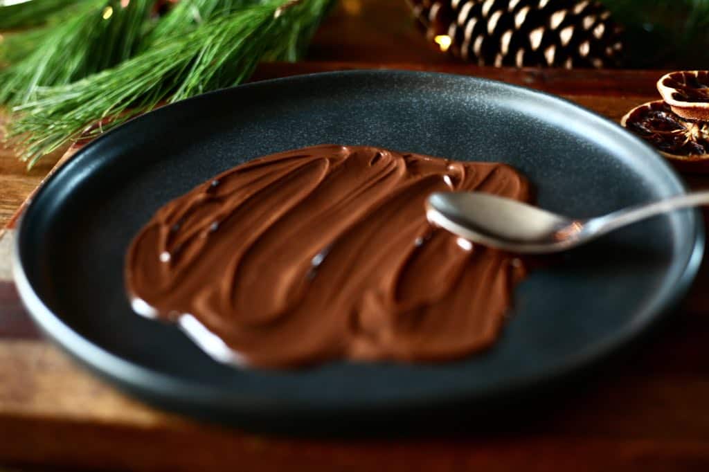 spread the melted chocolate into a thin layer