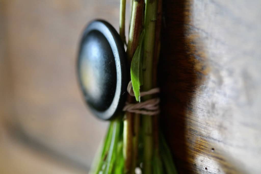 using a rubber band to bundle flower bunches